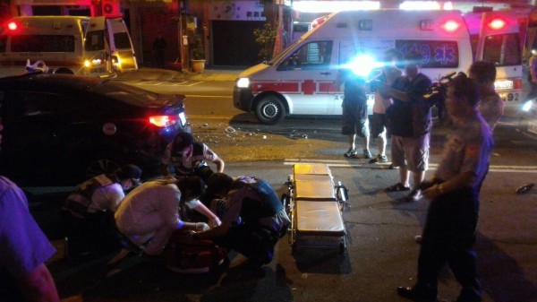 男酒駕拒檢闖紅燈逆向追撞3車,造成3人受傷送醫。 (記者陳文嬋翻攝)