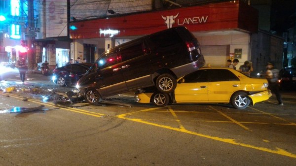 黑色廂型車壓在計程車上,撞擊力道猛烈。(記者陳文嬋翻攝)