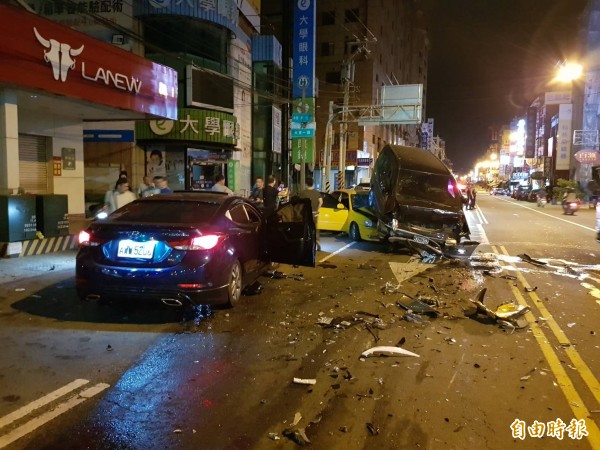 車禍現場一片凌亂。(記者陳文嬋攝)