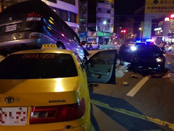 黑色廂型車壓在計程車上,車禍撞擊力道猛烈。(記者陳文嬋攝)