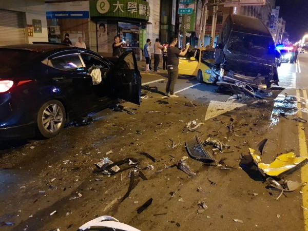 車禍現場一片凌亂。(記者陳文嬋翻攝)(記者陳文嬋攝)