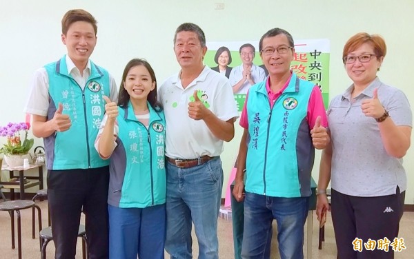 民進黨南投縣黨部新任執行長,由原本擔任副執行長的張瓊文(左2)扶正,前任執行長張永興(左3)等人,也給予祝福及鼓勵。(記者謝介裕攝)
