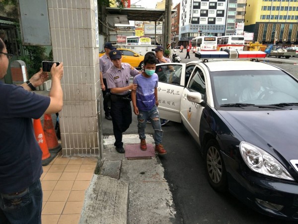 高雄三民區一家酒吧,今清晨傳出外籍漁工打群架,警帶回涉案漁工偵辦。(記者方志賢翻攝)