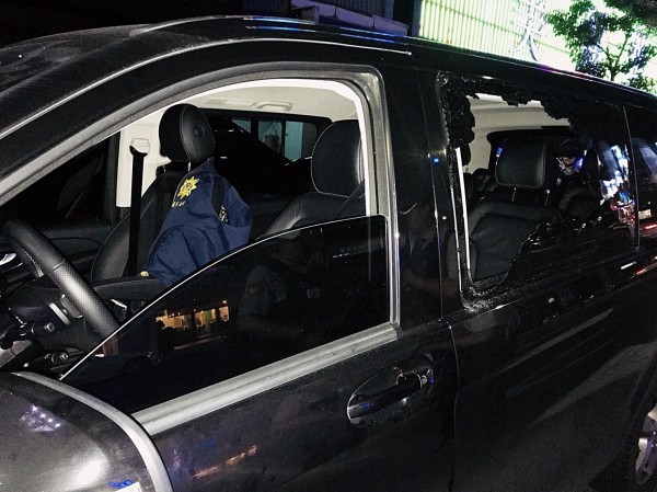 舞廳前又發生糾紛暴力,名貴賓士車慘被砸毀,車內還掛著一件義刑背心。(記者黃良傑翻攝)
