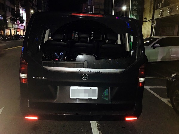 舞廳前又發生糾紛暴力,名貴賓士車慘被砸毀。(記者黃良傑翻攝)