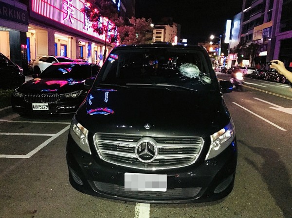 舞廳前又發生糾紛暴力,名貴賓士車慘被砸毀。(記者黃良傑翻攝)