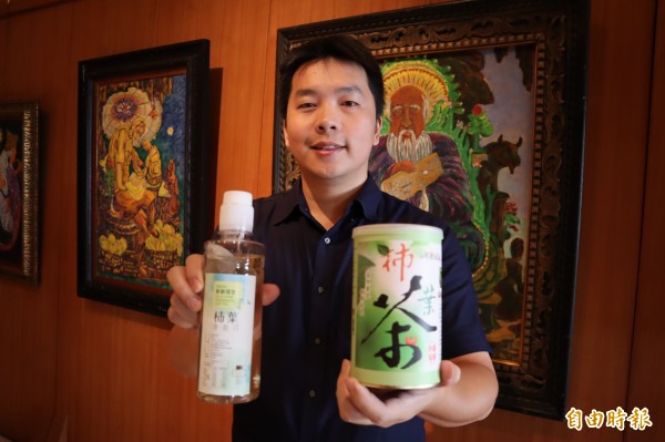 陸冠全將父親開發的柿葉茶,進一步開發為柿葉冷泡茶。(記者歐素美攝)
