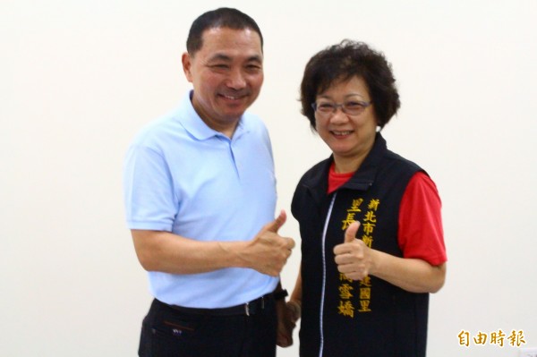 侯友宜在致詞後,化身人形立牌與每位里長握手合影。(記者邱書昱攝)