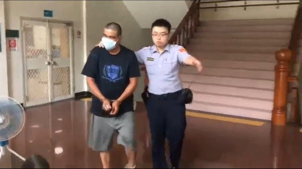 醉漢路中流竄、擋公車嚇壞人,被壓制怪警「太超過」。(記者鄭淑婷翻攝)
