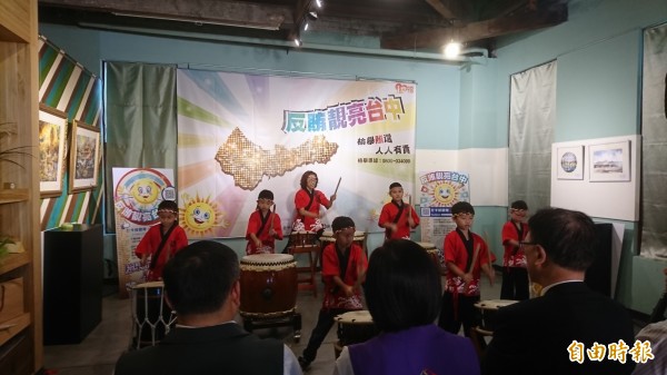 中檢反賄選請小朋友太鼓團表演、鼓聲振奮人心。(記者楊政郡攝)