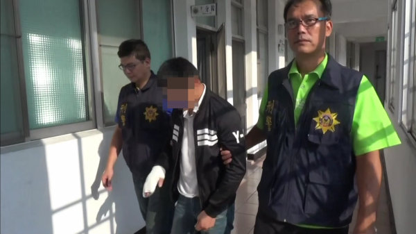 高市41歲洪男工傷期間,在家無聊涉嫌改槍,高市刑大偵四隊循線上門逮人,搜出1把改造手槍、工具及7包安毒。(記者黃良傑翻攝)