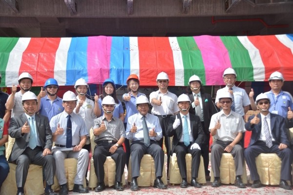 屏醫高齡醫學大樓舉行上梁典禮,邀請屏東縣長潘孟安(前排中)等人參加。(圖由屏東縣政府提供)