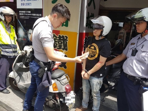 警方當場查獲毒品,將秦男逮捕。(記者王宣晴翻攝)