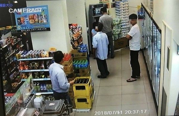 41歲鍾姓男子(中間灰色衣)昨晚帶2個小孩到超商ATM提款,後方羅姓男子(右1)疑因久候催促快點,雙方因而起口角,並當場大打出手,經警方到場制止才住手。(記者廖雪茹翻攝)