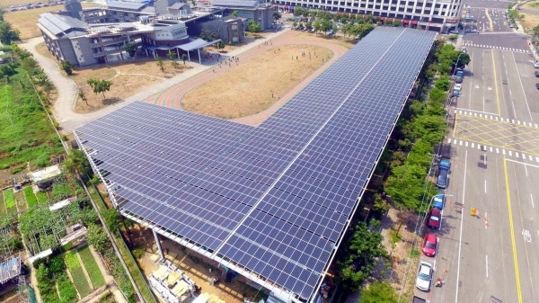 鳳翔國中設置全國首座太陽能風雨球場。(圖由高市教育局提供)