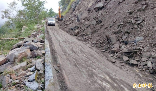 南投縣信義鄉台21線新中橫公路迴頭彎路段,公路總局信義工務段已搶通恢復通車。(記者謝介裕攝)