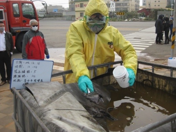 環保人員在貝克桶場址採樣。(環保署提供)