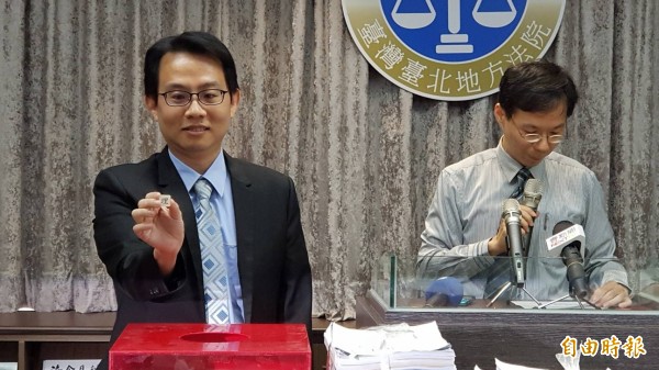 台北地院庭長葉力旗抽出承辦股別抽出承辦股別(記者溫于德攝)