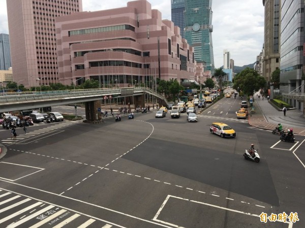 信義區信義路與基隆路口劃設完備的行人穿越線。(台北市新工處提供)