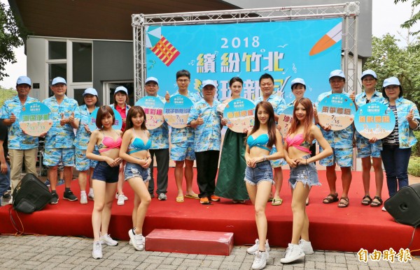 新竹縣竹北新月沙灘海洋音樂嘉年華13日起一連3天登場,竹北市長何淦銘、代表會主席林啟賢及代表們,今天穿上鮮艷涼爽的海灘裝,盛情邀請民眾一起享受夏日音樂饗宴。(記者廖雪茹攝)