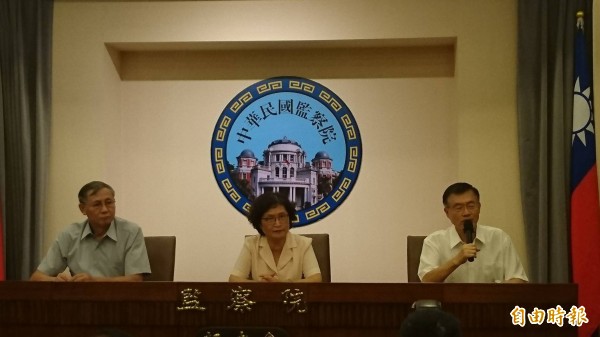 監委仉桂美、劉德勳、包宗和等人今在教文與財經聯席委員會提出年改釋憲案,最後以記名表決方式通過此案,會後並舉行記者會說明。(記者鍾麗華攝)