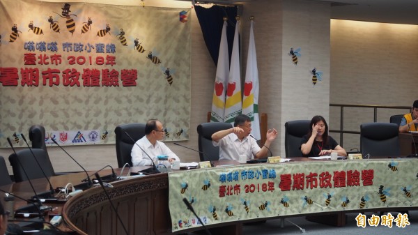 台北市長柯文哲參加國中、國小高年級學生舉辦的模擬市政會議。(記者蔡亞樺攝)