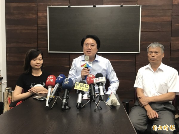 基隆市長林右昌(中)偕同人事處長劉正元(右)、保訓科長謝瑤萍(左)召開臨時記者會。(記者林欣漢攝)