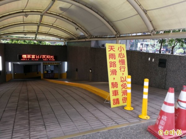 中壢銀河廣場停車場意外頻傳,機車族常在此自摔。(記者許倬勛攝)