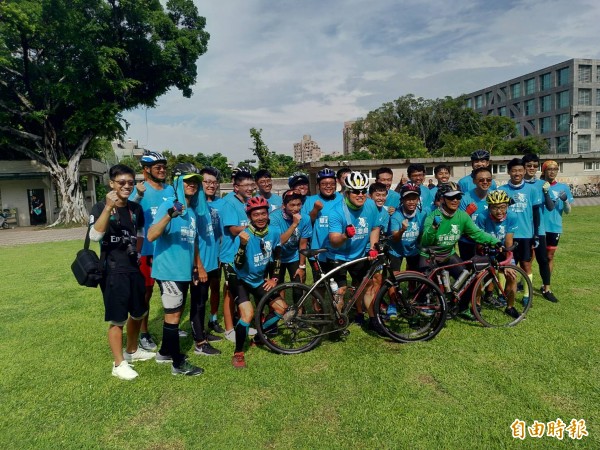 台南一中師生完成1000公里單車環島壯舉,返回學校。(記者劉婉君攝)