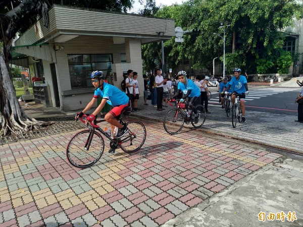 台南一中師生完成單車環島壯舉,返回學校。(記者劉婉君攝)