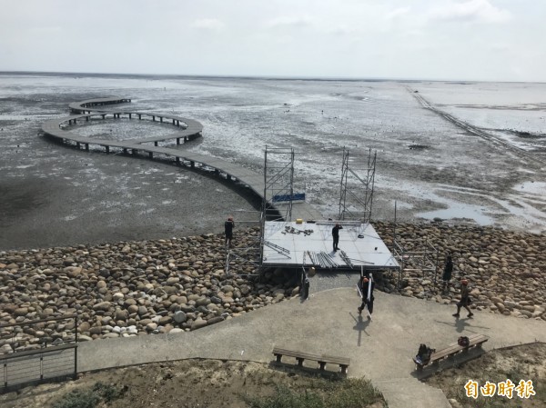 新竹市香山濕地環境教育園區週六下午舉辦音樂會,有知名樂團表演和在地美食餐車,舞台將搭在賞蟹步道前方,園區內也有百年蚵田場景和觀景區。(記者洪美秀攝)