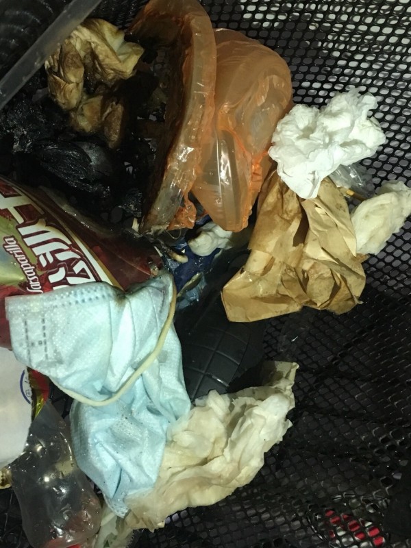 腳踏車置物籃前被人發現有玩具手榴彈。(記者王冠仁翻攝)