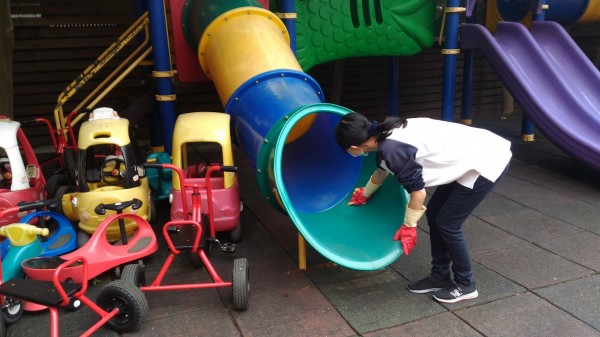 預防腸病毒除勤洗手,學校定期稀釋家用漂白水擦拭遊具。(資料照,嘉義市政府提供)