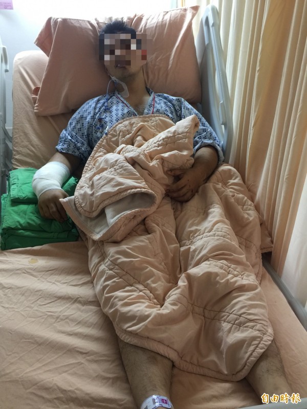 遭富少飆藍寶堅尼撞傷的年輕張姓工人相當樂觀,說幸好「我才20歲!」(記者陳恩惠攝)