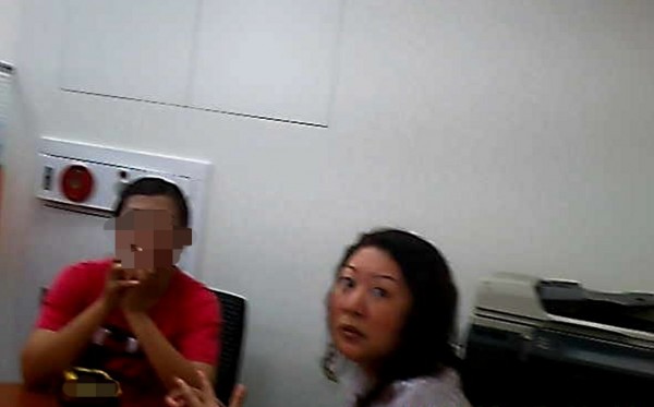 陳女(左)遭國外網友詐騙,京城銀行南市六甲分行行員(右)阻詐。(記者楊金城翻攝)