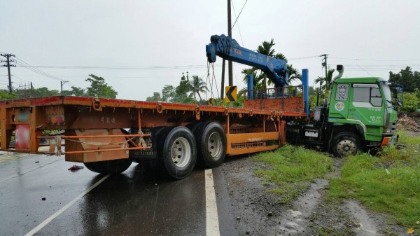拖板車重踩煞車加上天雨路滑,「折甘蔗」車頭都已偏轉右後方,半個車身衝出車道。(記者陳彥廷翻攝)