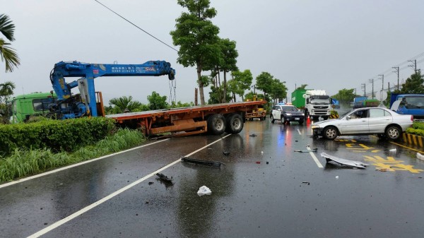 拖板車攔腰撞上自小客車,兩車橫亙北上車道。(記者陳彥廷翻攝)