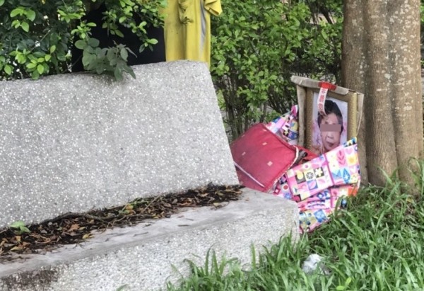 陳姓街友將母親的遺照放在公園。(記者林宜樟翻攝)