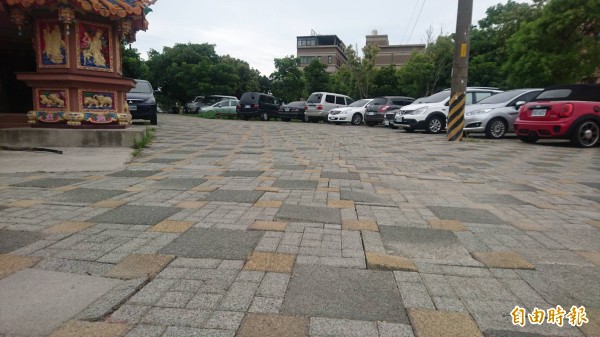 竹北市斗崙里長鄭建村表示,約有10個民眾向他抱怨被公29公園凹凸不平的地磚拌倒,而摔得鼻青臉踵;但縣府和包商的合約糾紛超過5年,遲遲無法修繕,造成市民很大困擾。(記者廖雪茹攝)