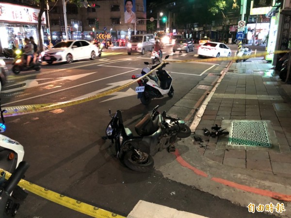 台北萬華中華路二段與西藏路口附近今晚發生一起墜樓事件,墜樓男子竟恰好壓到一名路過的機車騎士。(記者王冠仁攝)
