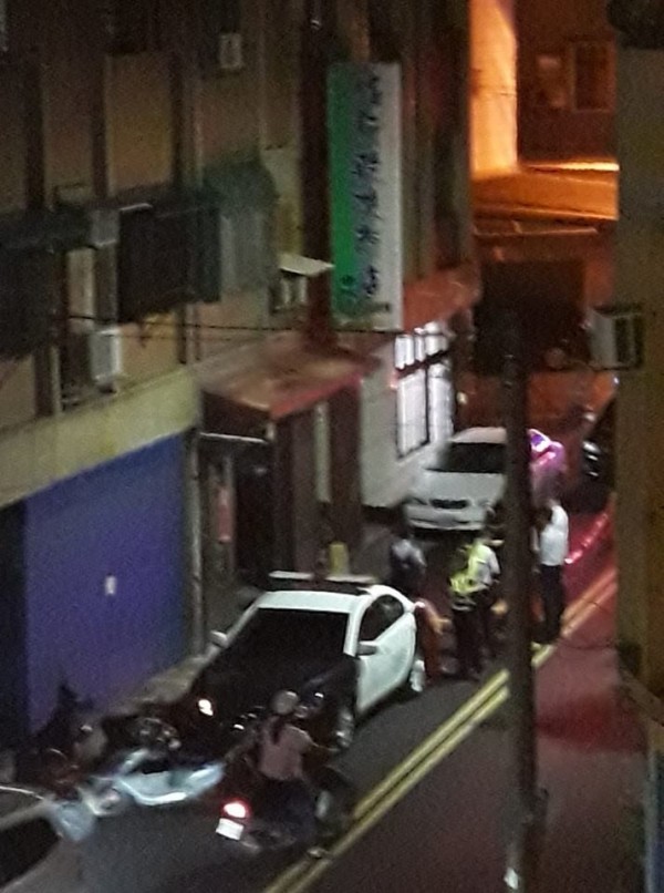 苗栗縣竹南鎮一家洗衣店驚傳兩人持刀互砍事件。(翻攝「竹南大小事」)