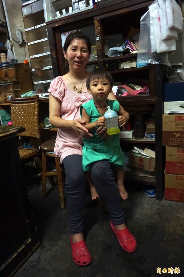江孟芬懷著第8個小孩,2歲兒子小七常親吻她的肚子期待妹妹出生。(記者蔡淑媛攝)