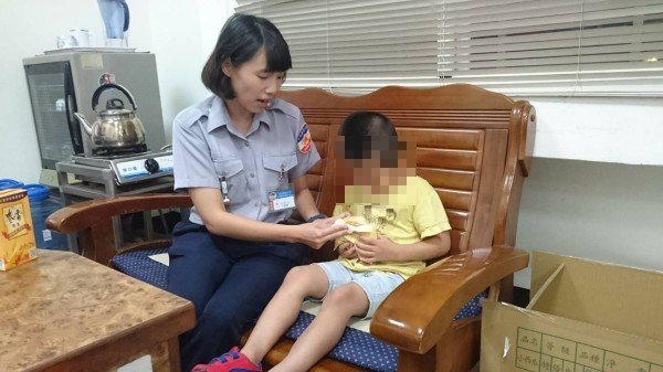 警大王姓實習生,見男童生性害羞,買食物近男童距離。(記者魏瑾筠翻攝)