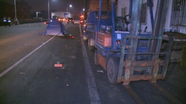 林男騎機車返家途中追撞堆高機,當場爆頭腦漿噴飛。(記者湯世名翻攝)