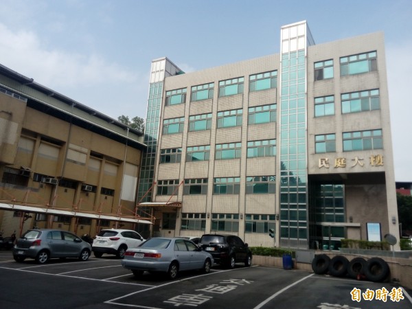 2名男大生夜遊撞上紐澤西護欄死亡,新北市養工處國賠703萬,興訟向承包商求償,新北地院認定承包商有疏失,判養工處勝訴。(記者陳慰慈攝)