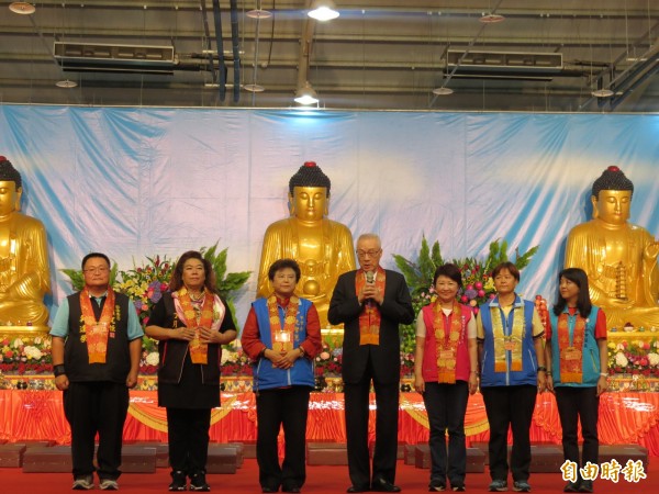 卢秀燕(右三)今天受访时表示,市长林佳龙是佛系市长,没有作为。(记者苏金凤摄)
