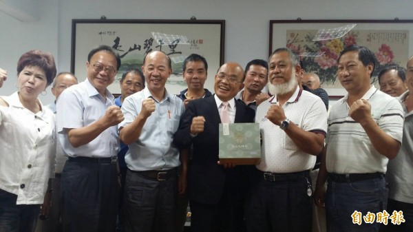 苏贞昌(中)拜访坪林区农会,获赠文山包种茶,祝福他选市长「包中」。(记者翁聿煌摄)