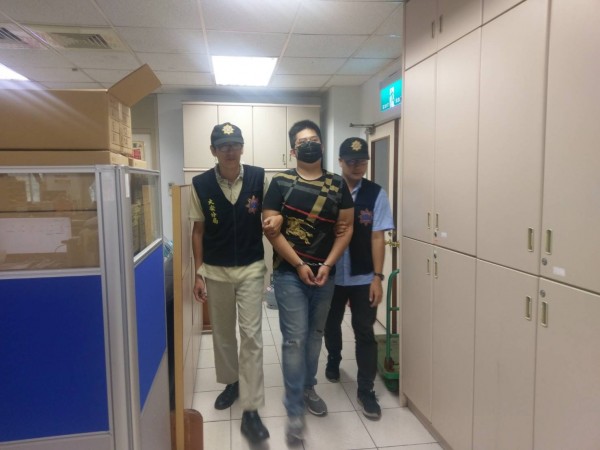 周嫌到案。(記者王冠仁翻攝)