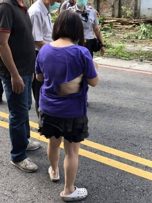 蔣月惠衣服被扯破。(記者葉永騫翻攝)