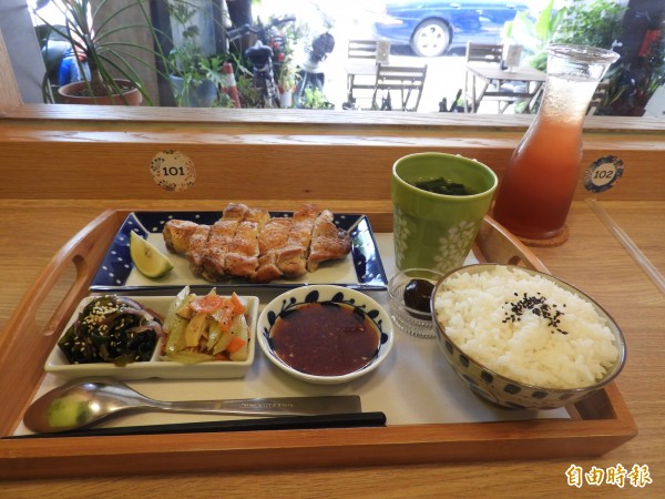 檸椒雞腿排定食,客人熱點的主力招牌之一。(記者洪瑞琴攝)